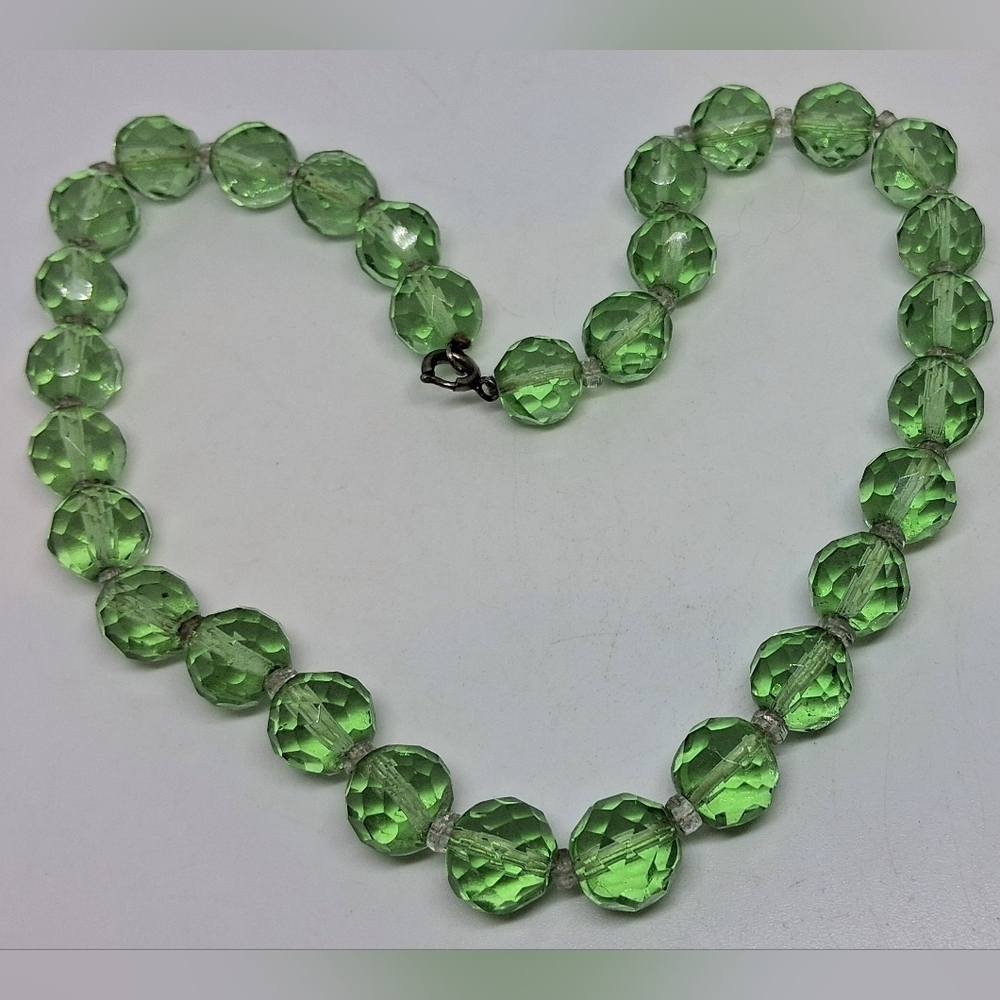 * Vintage Art Deco Green Faceted Czech Glass Bead Necklace